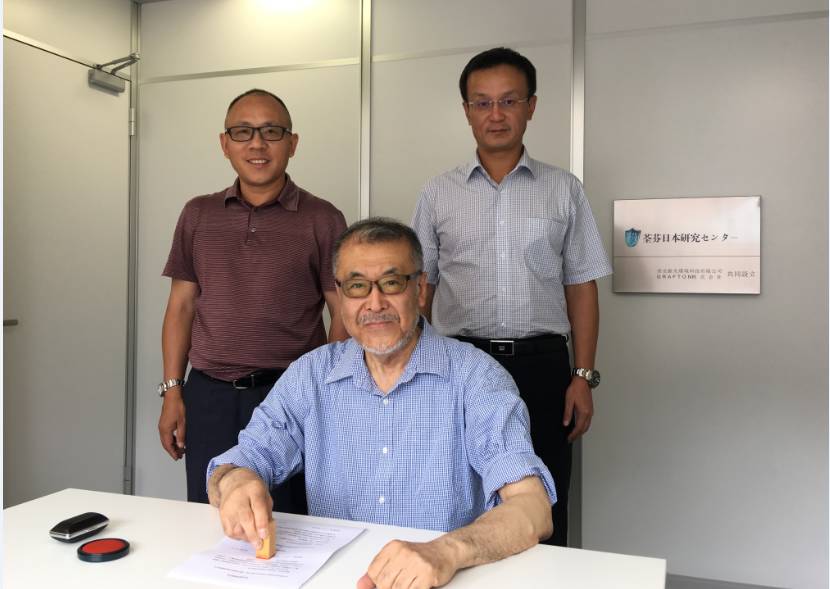 GRAFTON進藤社長與荃芬品牌創(chuàng)始人杜煒東先生（后排右一）、何榮先生（后排左一）
